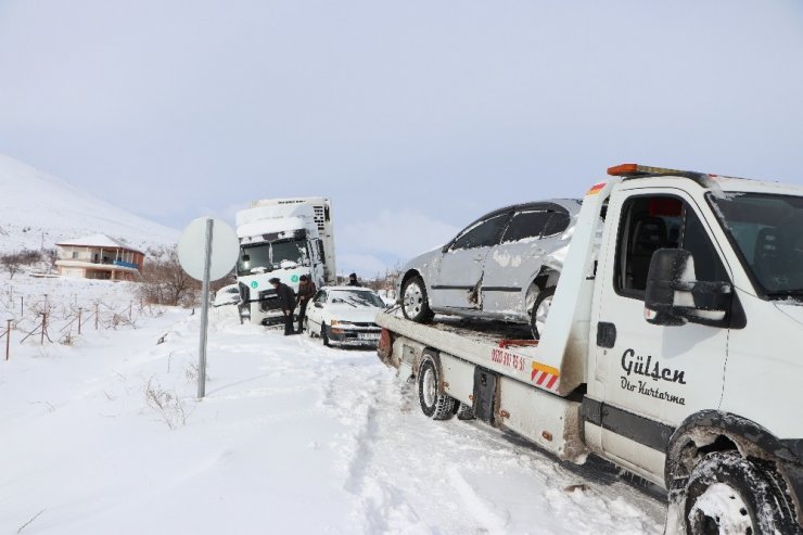 Tır, 3 otomobile çarptı: 6 yaralı