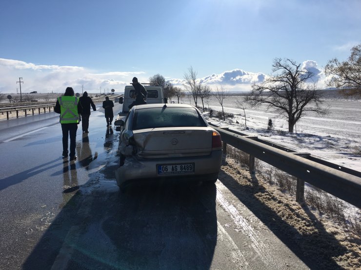 Kulu'da otomobil bariyerlere çarptı: 2 yaralı