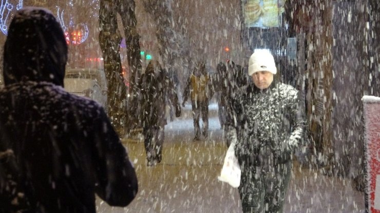 Kar yağışı dün gece hayatı olumsuz yönde etkiledi