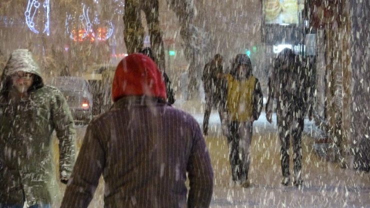 Kar yağışı dün gece hayatı olumsuz yönde etkiledi