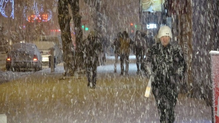 Kar yağışı dün gece hayatı olumsuz yönde etkiledi