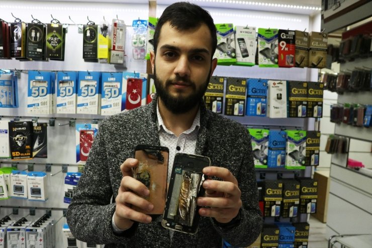 Tamir etmek istediği telefon elinde alev aldı