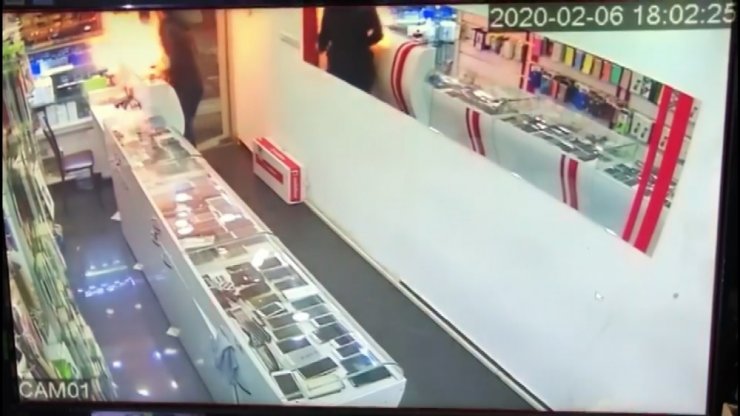 Tamir etmek istediği telefon elinde alev aldı