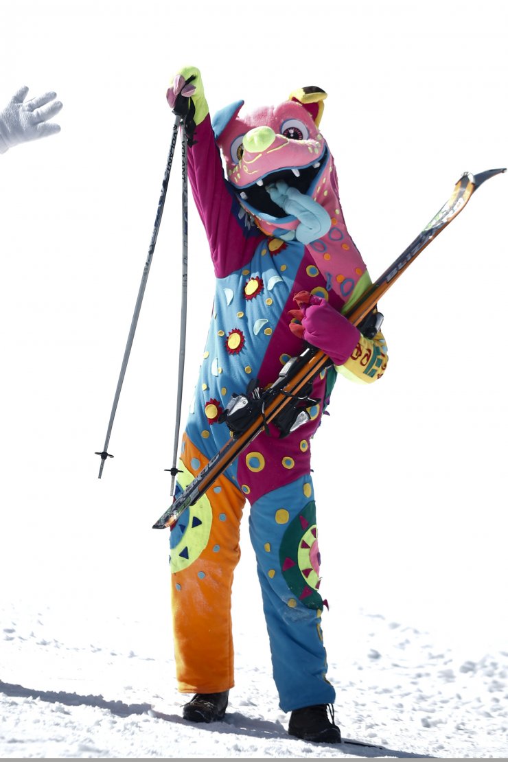 "Maviden Beyaza Antalya" yarışlarında sporcular aynı gün denizde yüzüp kayak yaptı