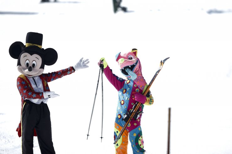 "Maviden Beyaza Antalya" yarışlarında sporcular aynı gün denizde yüzüp kayak yaptı