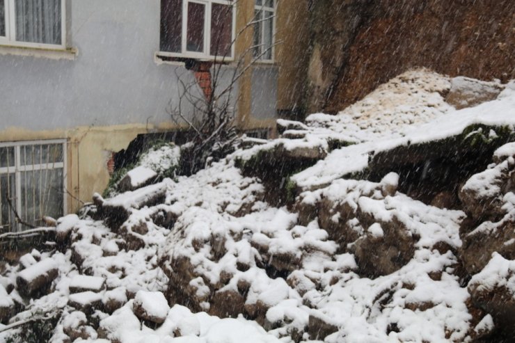 Rize’de toprak kayması sonucu 2 ev hasar gördü
