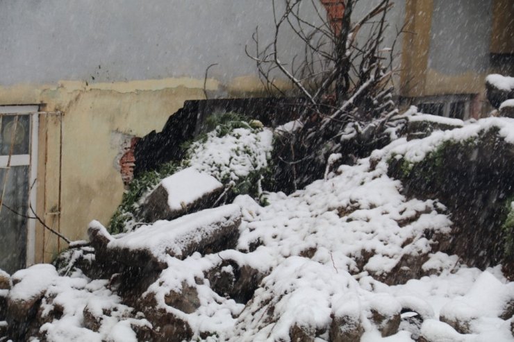 Rize’de toprak kayması sonucu 2 ev hasar gördü
