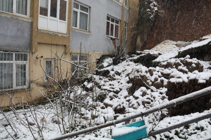 Rize’de toprak kayması sonucu 2 ev hasar gördü