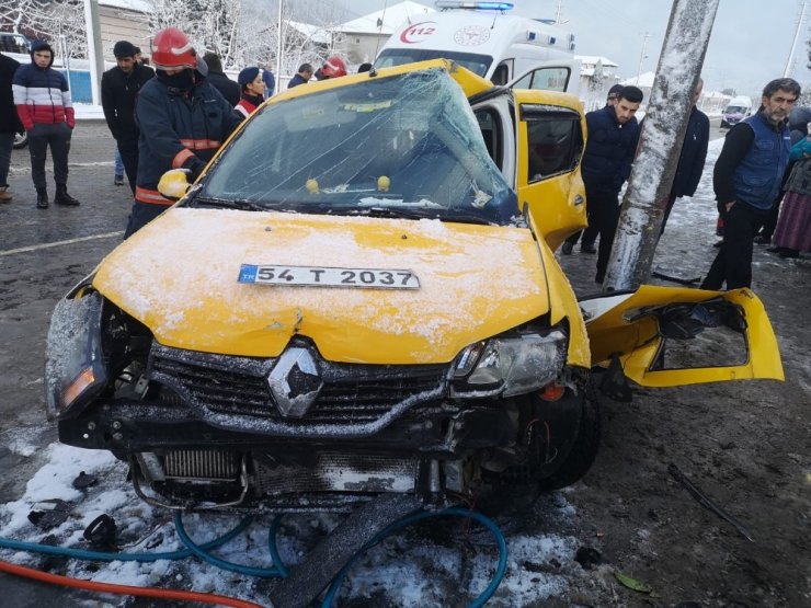 Kontrolü kaybeden ticari taksi direğe çarptı: 4 yaralı