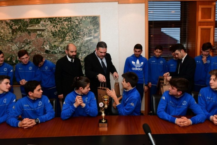 Şampiyonlar Rektör Çomaklı’yı ziyaret etti