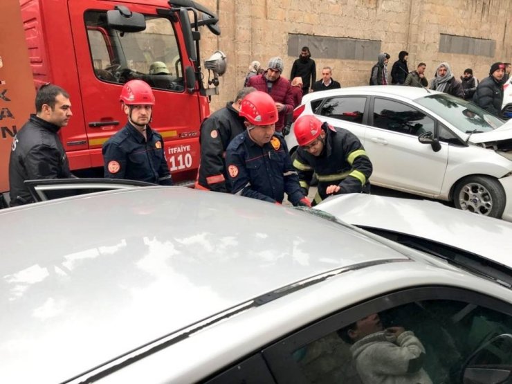 Şanlıurfa’da iki otomobil çarpıştı: 2 yaralı