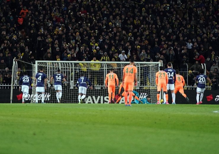 Süper Lig: Fenerbahçe: 0 - Aytemiz Alanyaspor: 1 (İlk yarı)