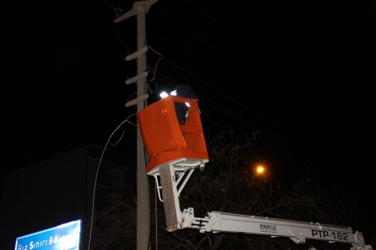 Fırtına elektrik tellerini kopardı