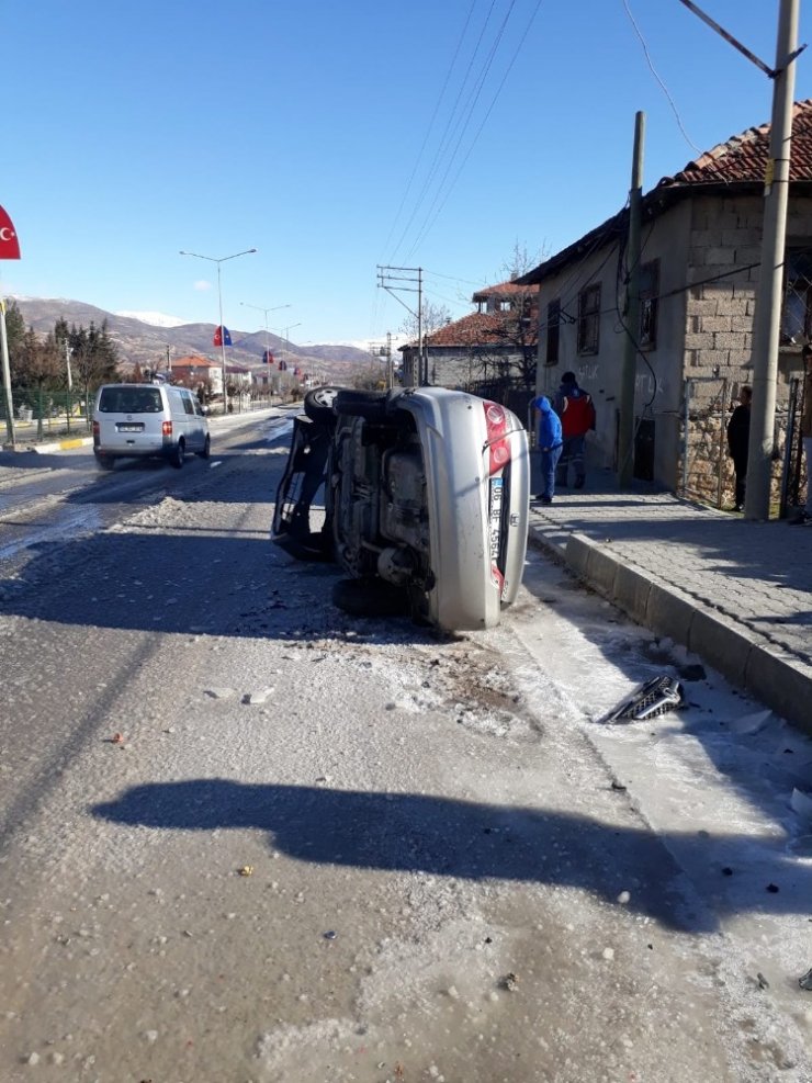 Patlayan su borusu kazaya neden oldu