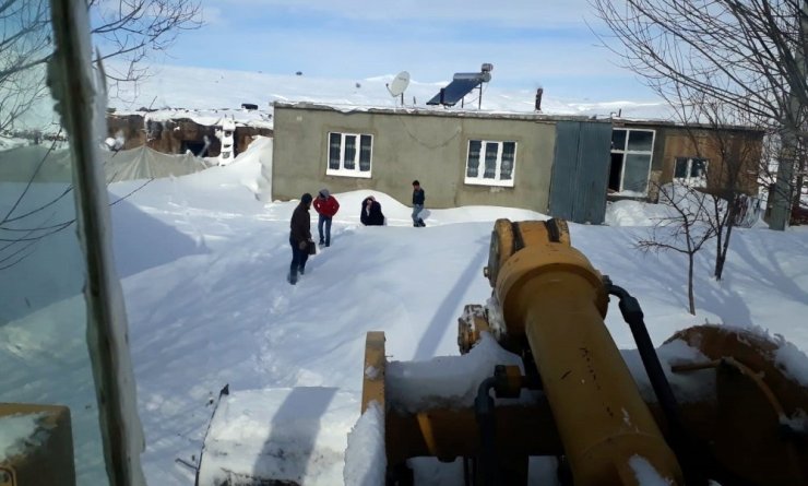 Ahlat’ta 5 kişilik aile karbonmonoksit gazından zehirlendi