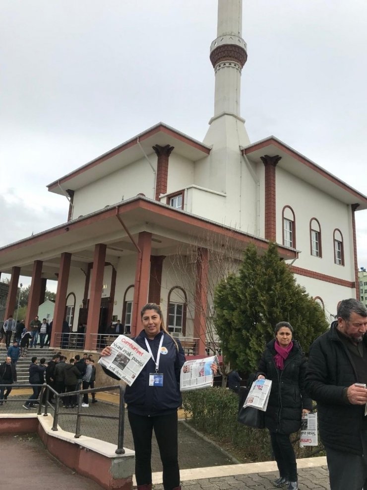 Cami çıkışında gazete dağıttıran CHP’li belediyeye tepki