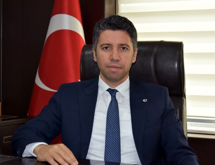 Cami çıkışında gazete dağıttıran CHP’li belediyeye tepki