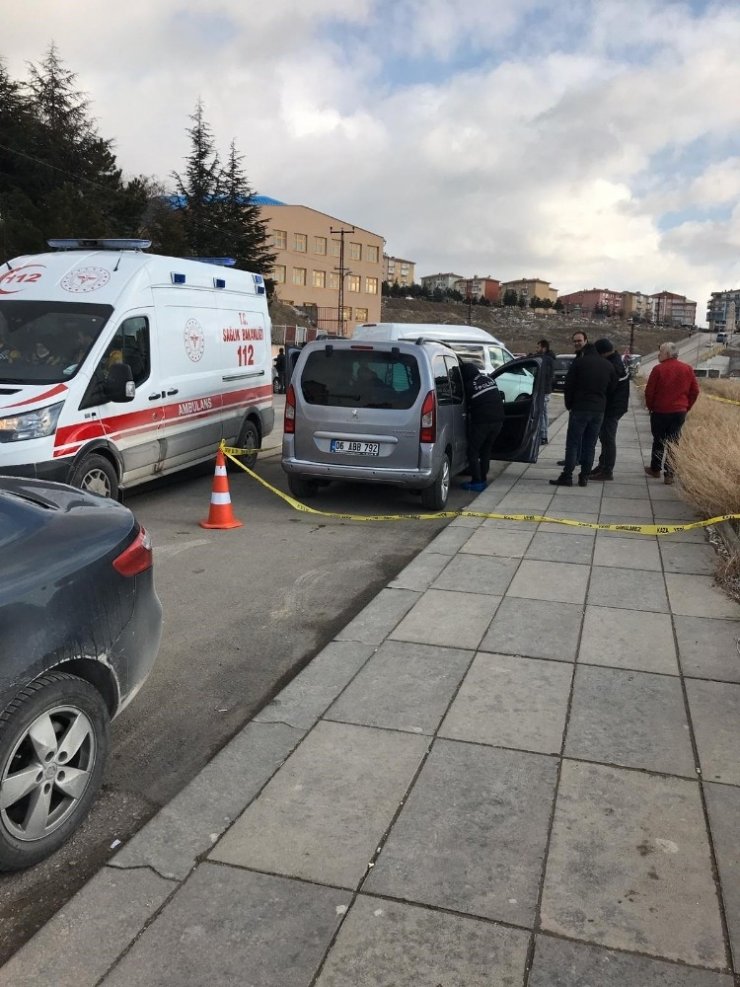 Kalbine bıçak saplanmış şekilde ölü bulundu
