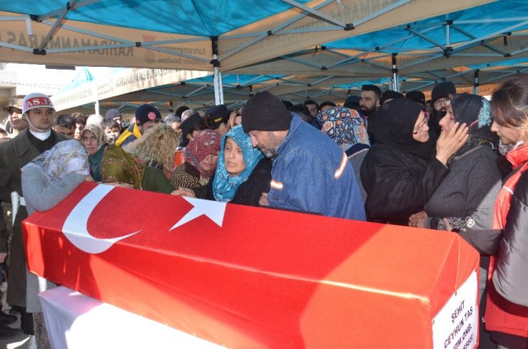 Şehit uzman onbaşıyı binler uğurladı