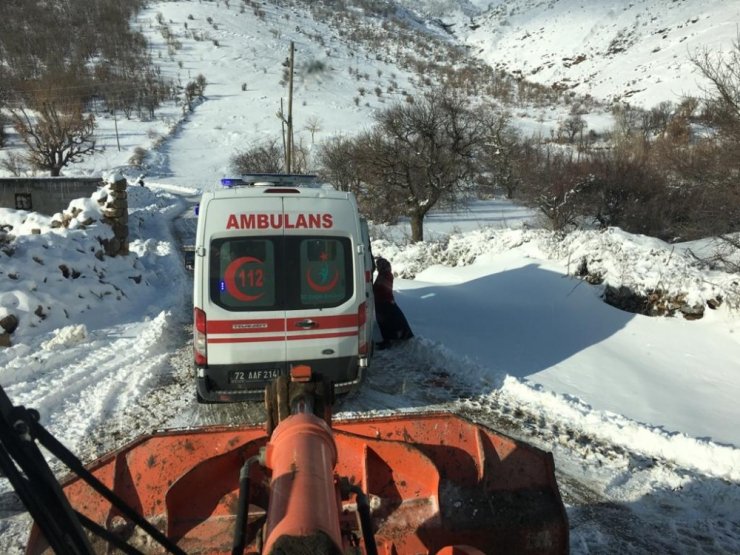 Kar kolları kapattı, engelli gencin imdadına şantiye ekipleri yetişti