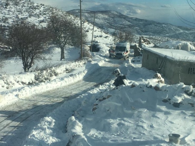 Kar kolları kapattı, engelli gencin imdadına şantiye ekipleri yetişti