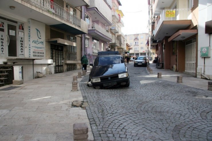 Alkollü sürücüyü beton duba durdurdu
