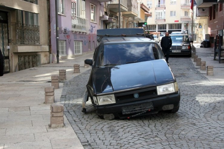 Alkollü sürücüyü beton duba durdurdu