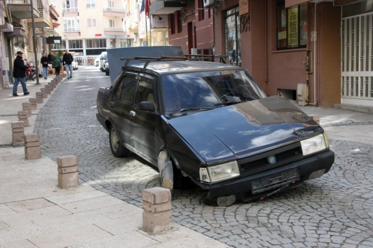 Alkollü sürücüyü beton duba durdurdu