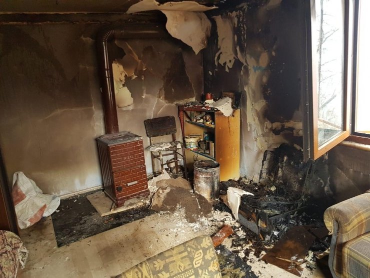Akçakoca’da yangında evin odası kullanılmaz hale geldi