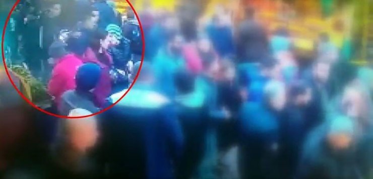 Fatih’te 3 kişi herkesin içinde bir kadının telefonunu böyle çaldı