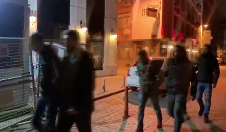 Fatih’te 3 kişi herkesin içinde bir kadının telefonunu böyle çaldı