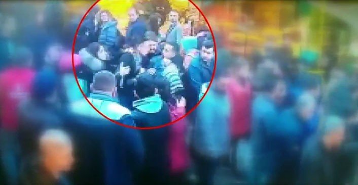 Fatih’te 3 kişi herkesin içinde bir kadının telefonunu böyle çaldı