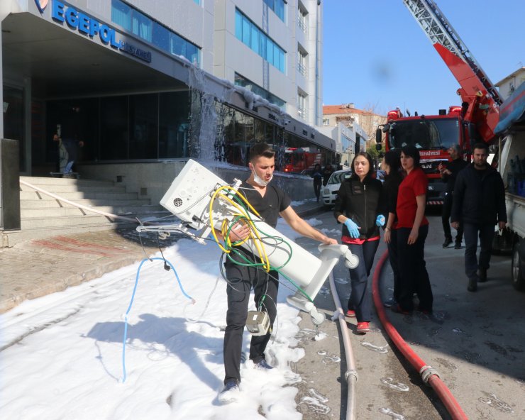 GÜNCELLEME 3 - İzmir'de özel hastanede çıkan yangın söndürüldü