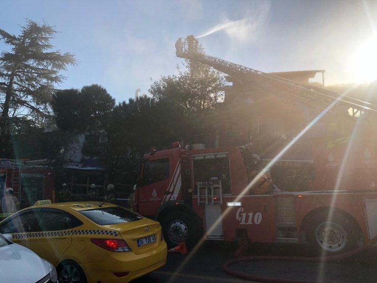 Kadıköy’de çıkan yangında 1 restoran ve 2 evin çatısı kül oldu