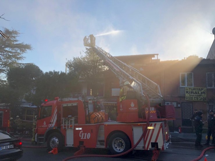 Kadıköy’de çıkan yangında 1 restoran ve 2 evin çatısı kül oldu