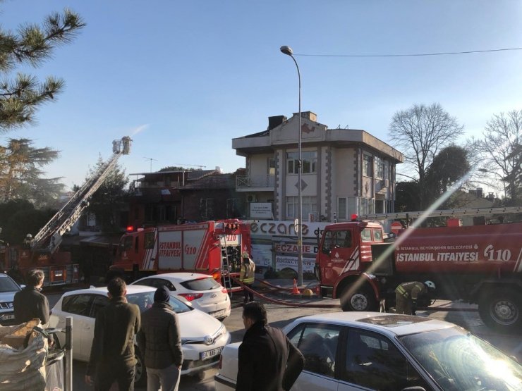 Kadıköy’de çıkan yangında 1 restoran ve 2 evin çatısı kül oldu
