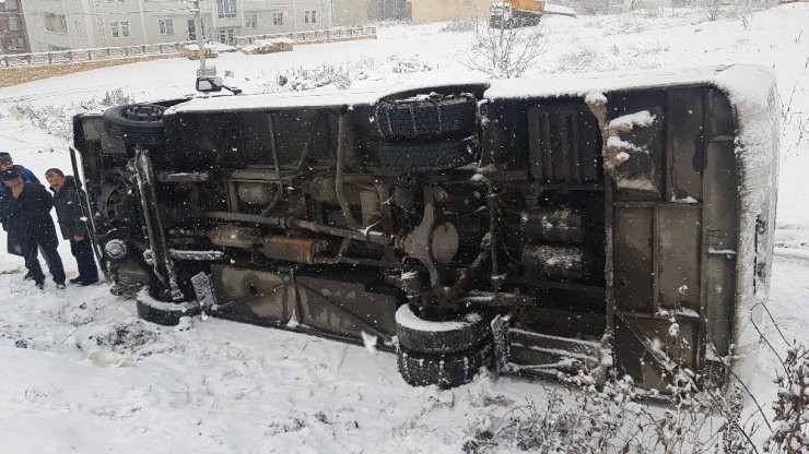 Buz tutan yolda kayan işçi servisi devrildi