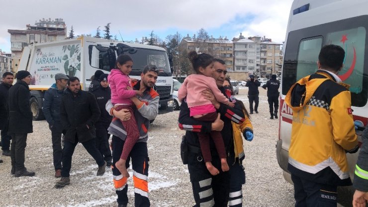 Minibüsün içinde yakılan piknik tüpü alev aldı, 6 kişilik aile ölümden döndü