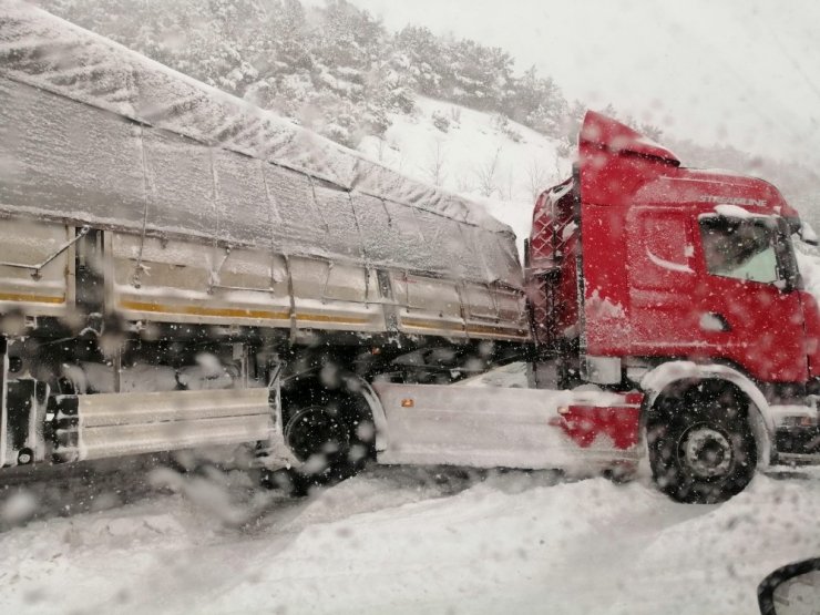 Karda kayan tır, yolu ulaşıma kapattı