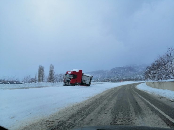 Karda kayan tır, yolu ulaşıma kapattı