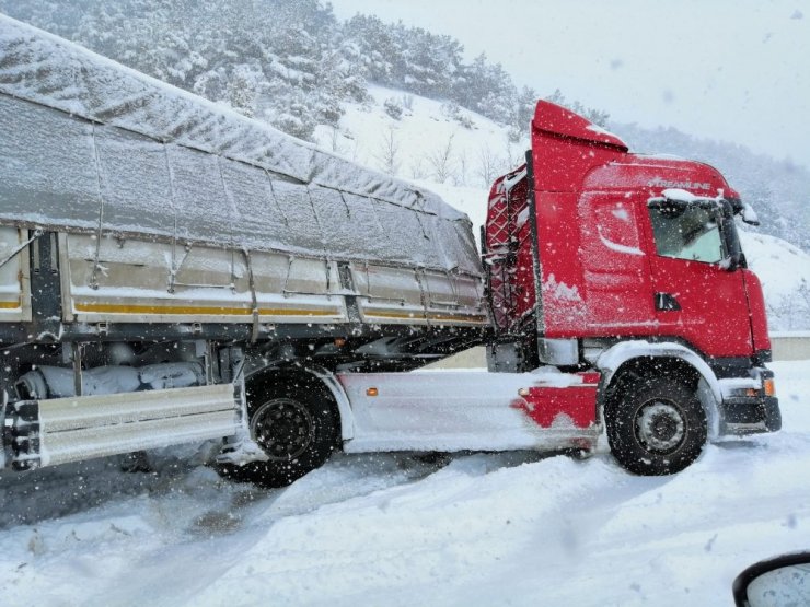 Karda kayan tır, yolu ulaşıma kapattı