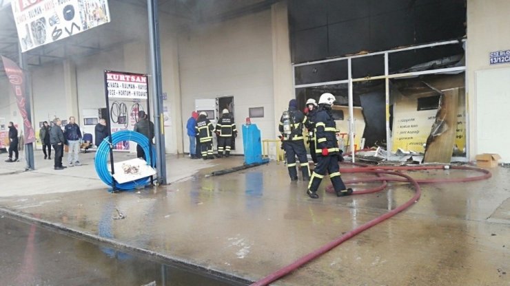 Sanayi sitesinde çıkan yangın paniğe neden oldu