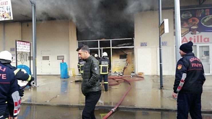 Sanayi sitesinde çıkan yangın paniğe neden oldu