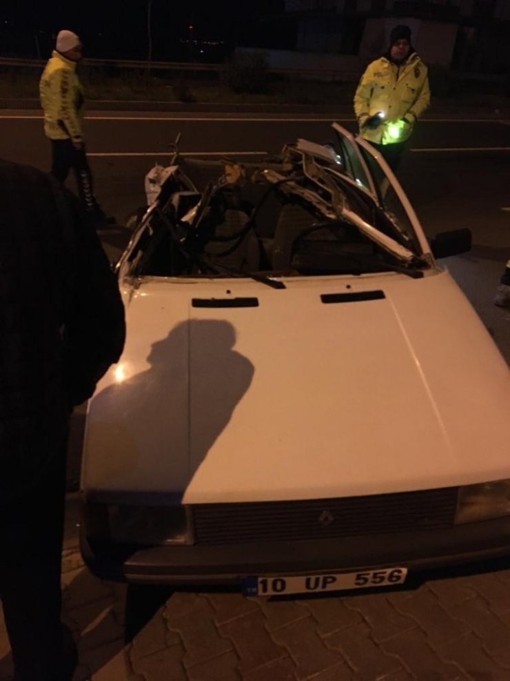 Tavanı kopan otomobilden burnu bile kanamadan kurtuldu