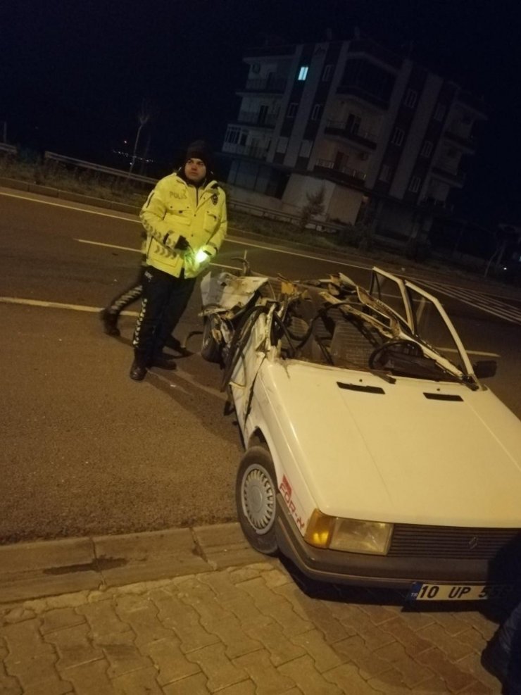 Tavanı kopan otomobilden burnu bile kanamadan kurtuldu