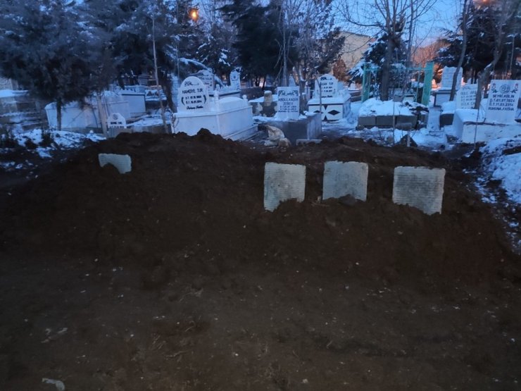 Yangında hayatını kaybeden 3 kardeş aynı mezarlığa gömüldü