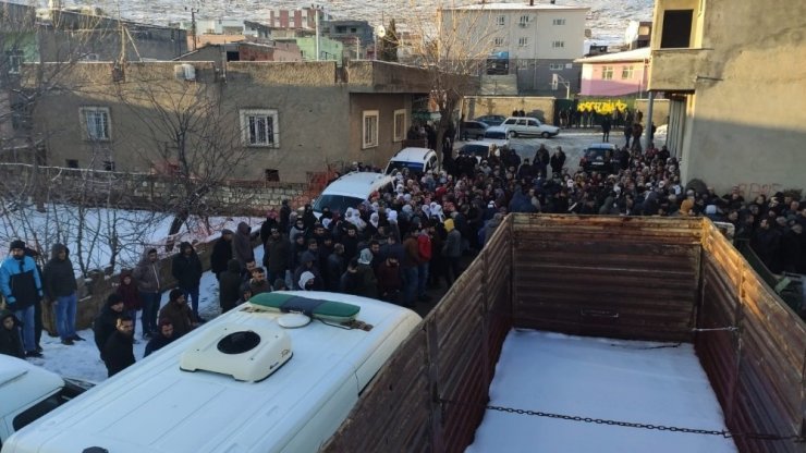 Yangında hayatını kaybeden 3 kardeş aynı mezarlığa gömüldü