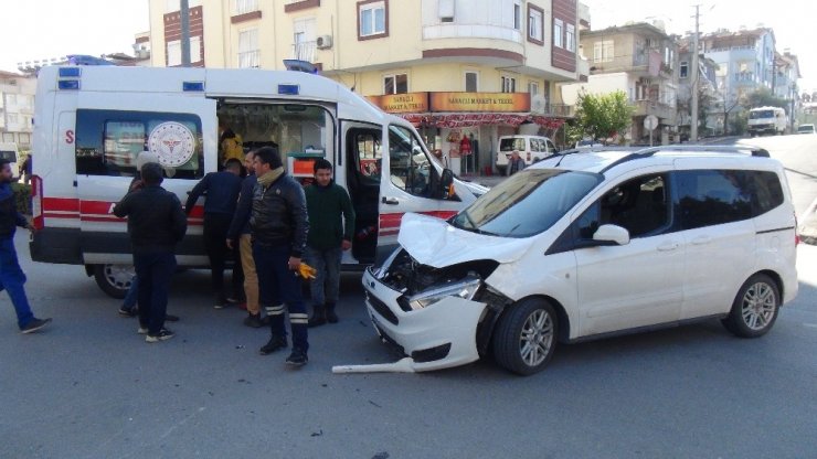 Motosiklet sürücüsü başındaki kask sayesinde ölümden döndü