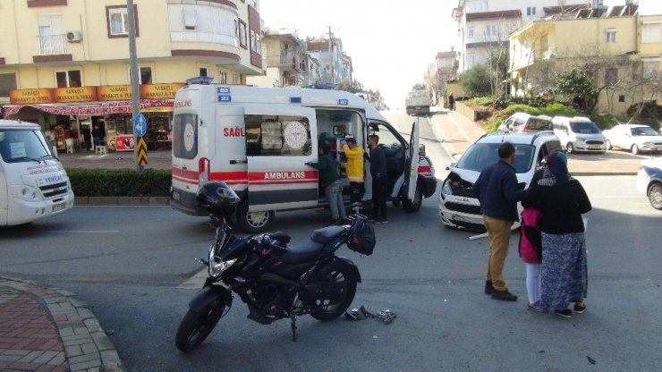 Motosiklet sürücüsü başındaki kask sayesinde ölümden döndü