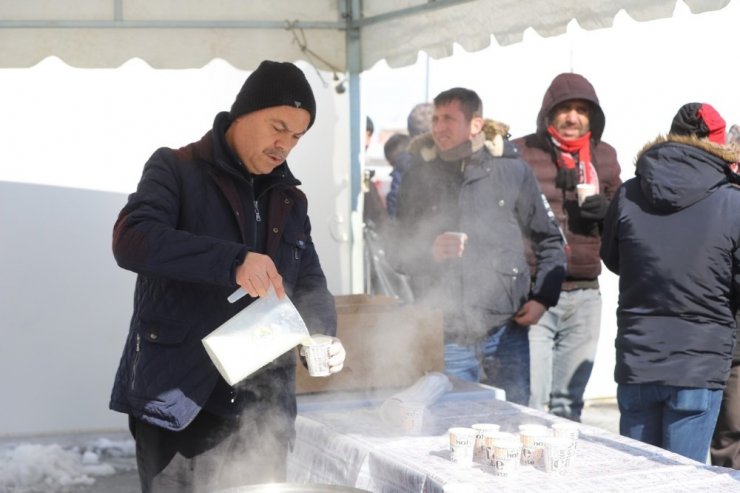 Nevşehir Belediyesinden taraftarlara süt ve simit ikramı